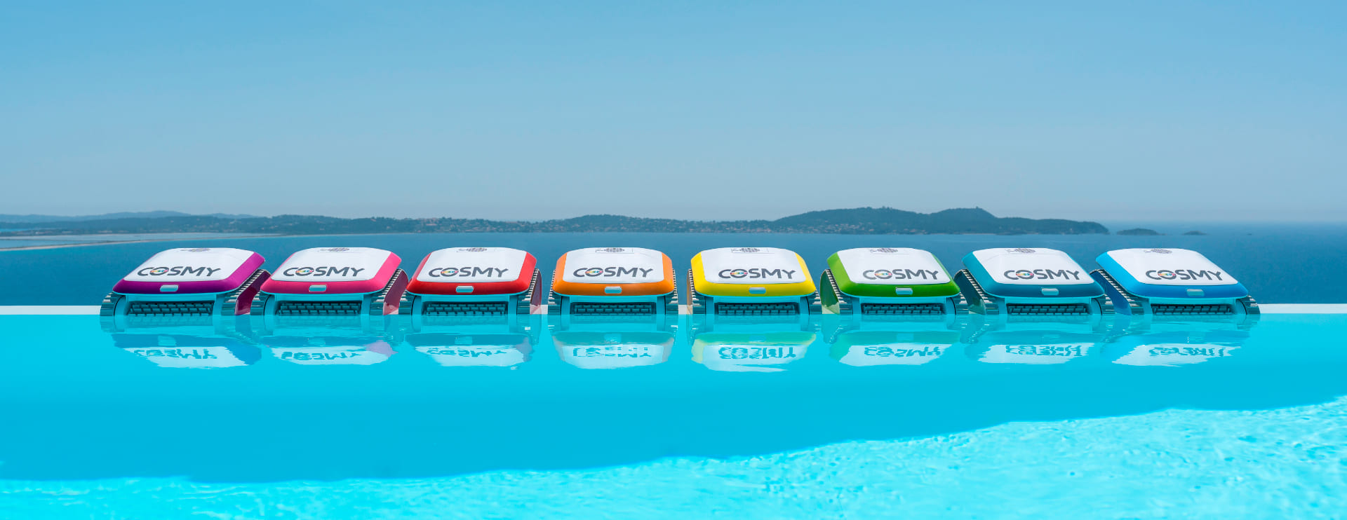 Les robots cosmy en plusieurs couleur sur une piscine