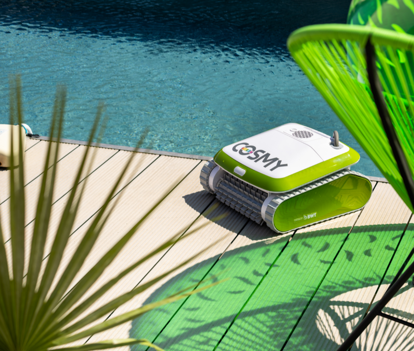 robot vert au bord de piscine